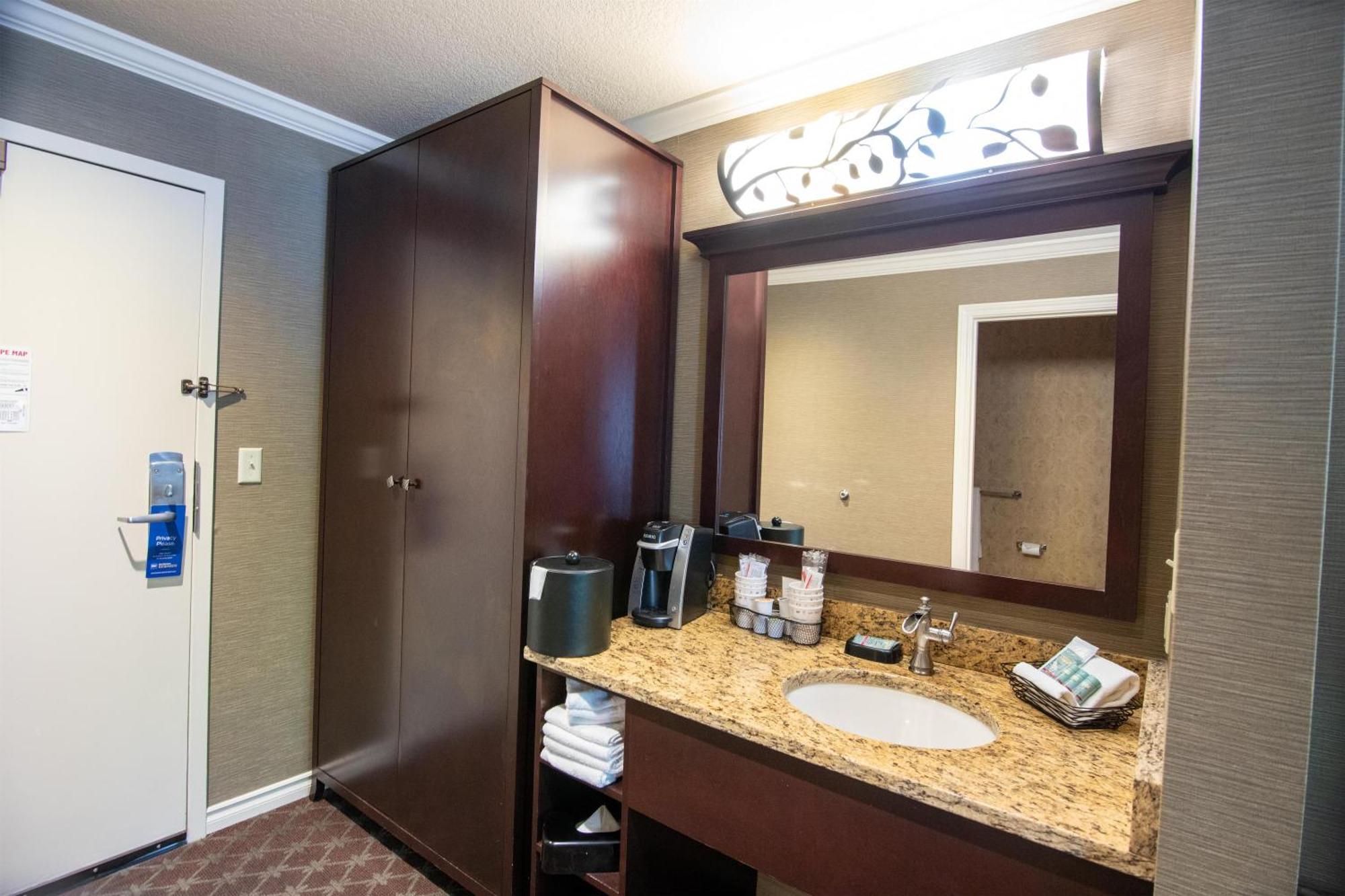 Deluxe King Room Pet-Friendly,1742875480:JPEG
