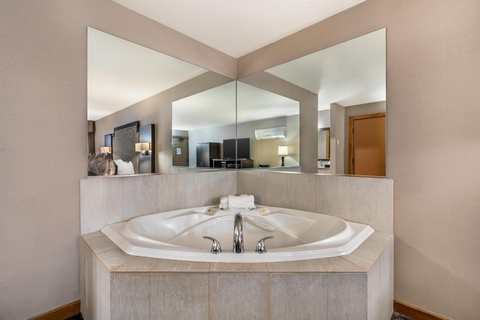 King Suite with Spa Bath - Non-Smoking